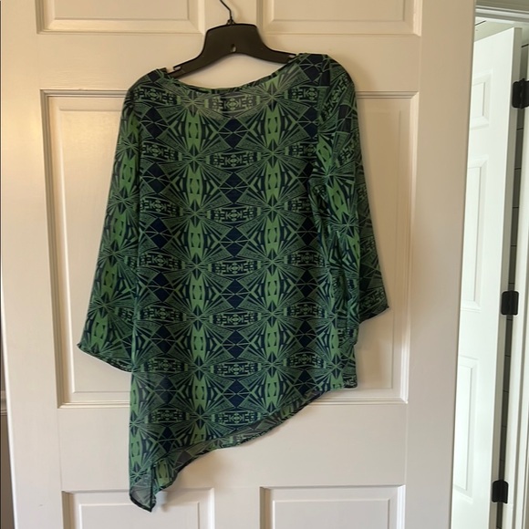 Green Blouse with Intricate Pattern and Asymmetrical Hem - Picture 7 of 7